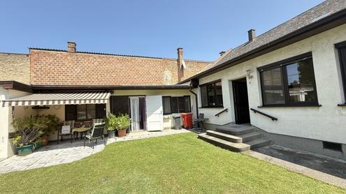 Famillienidylle: großes Einfamilienhaus mit Veranda und Wirtschaftsanbau mit wunderschönem uneinsichtigen Garten + DG-Ausbaupotential!