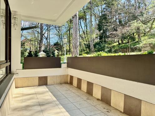 Grnruhelage! Gerumige 4 Zimmer-Wohnung mit Loggia & Indoor-Pool