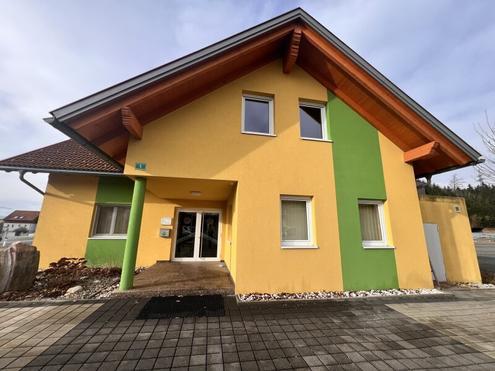 ++schnes Geschftshaus - barrierefrei im EG - mit Carport fr 6 PKW und vielen Stellpltzen in zentraler Lage++