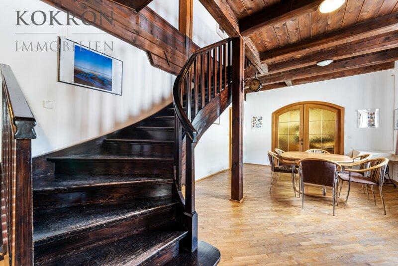 Privatwohnung EG: Diele und Stiegenaufgang