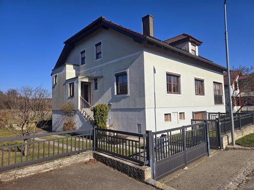 Grozgiges Wohnhaus mit zwei Wohneinheiten in 2070 Retz - toller Garten, Zweitgarage, Pelletheizung