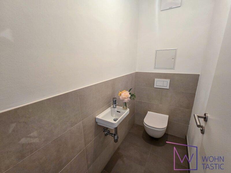 WC mit Waschbecken.