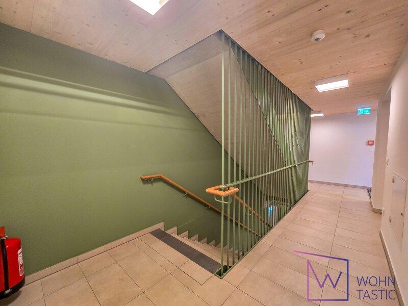 Modernes Stiegenhaus mit wohnlichen Farben.