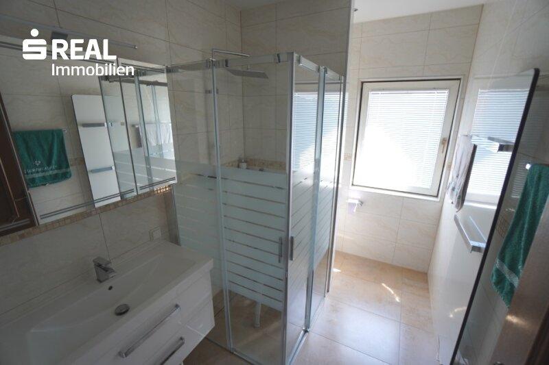 DG - Badezimmer mit Dusche und WC