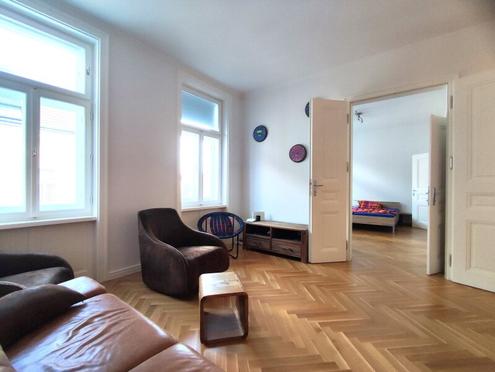 Altbaucharme & hoher Wohnkomfort! Liebevoll sanierte 2-Zimmer Wohnung mit Fußbodenheizung im 3. Stock mit Lift! Nähe U6 Währinger Straße!