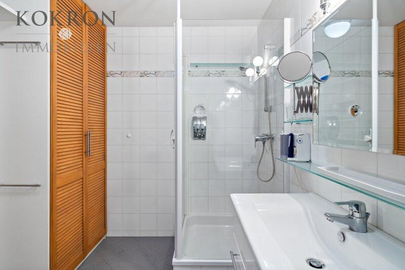 angenehm groes Duschbad mit WC & viel Stauraum