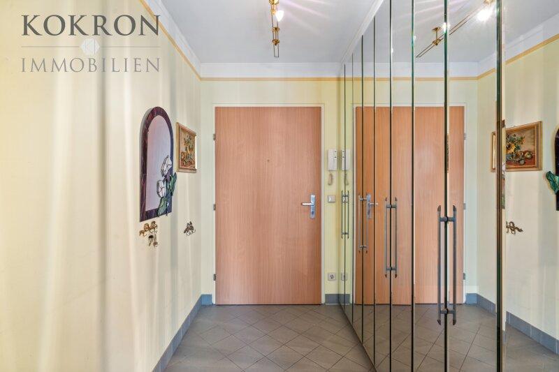 Eingangsbereich mit groem Einbau- Garderobenschrank