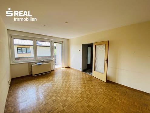Sanierungsbedürftige 2-Zimmer-Wohnung mit Balkon in Neu-Anif