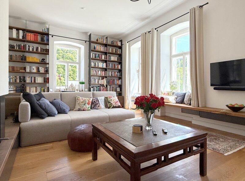 Wohnsalon mit Bibliothek