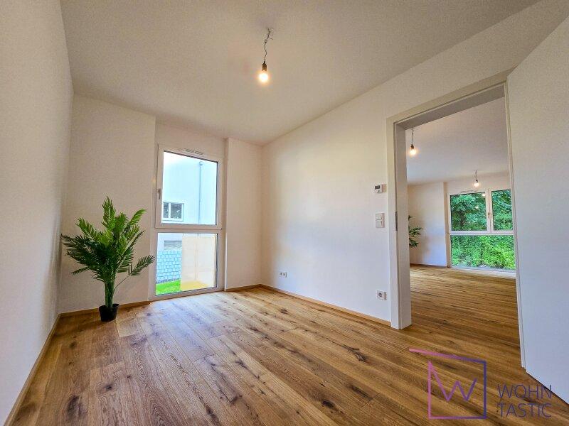 Zimmer 3 mit bodentiefem Fenster