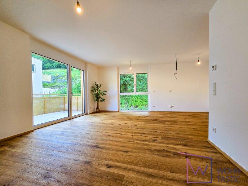 Hell und mit Blick ins Grne - das Wohnzimmer