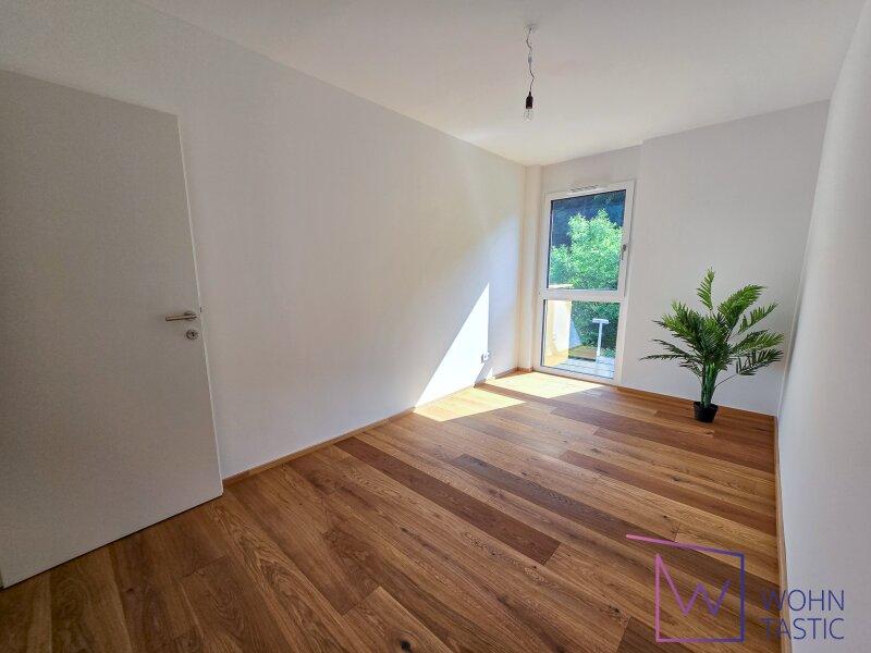Zimmer 2 mit bodentiefem Fenster