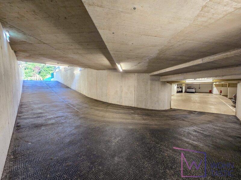 Helle und grozgige Garage mit Wallboxen