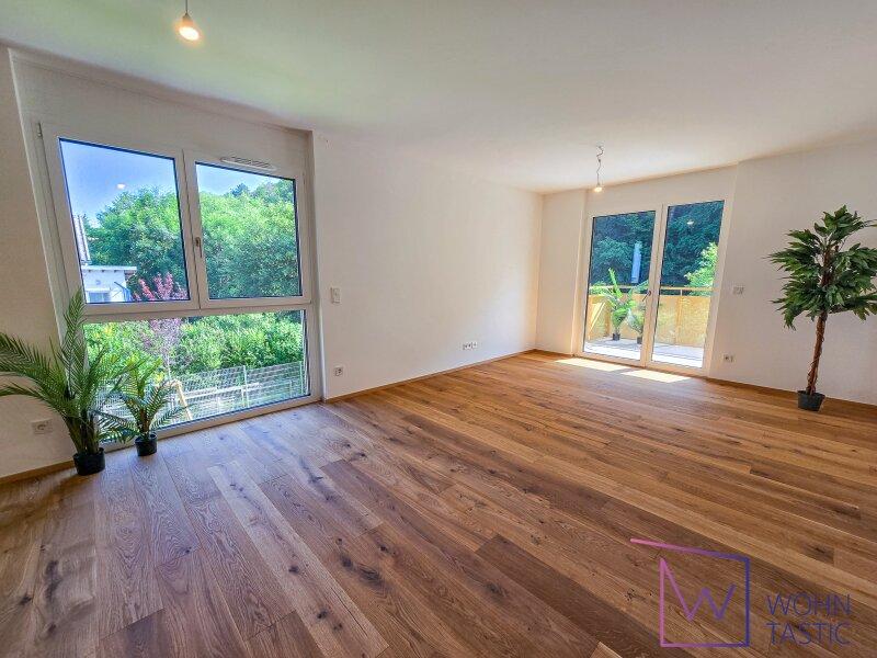 Grozgige Wohnkche mit Zugang zum Balkon