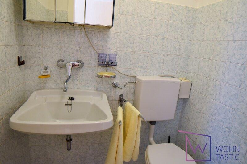 Gste-WC mit groem Waschbecken im EG