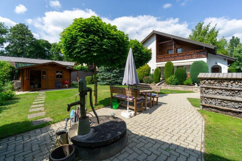 Garten, Brunnen und Gartenhaus
