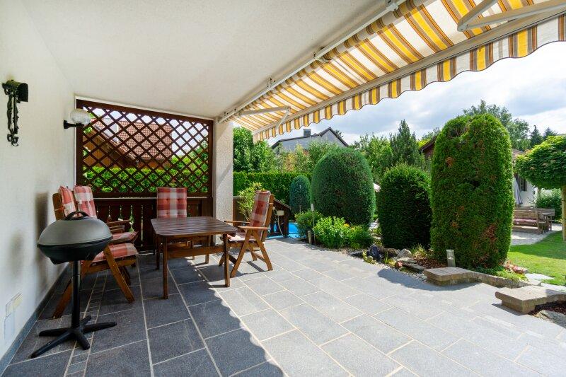 sonnige Terrasse mit Markise