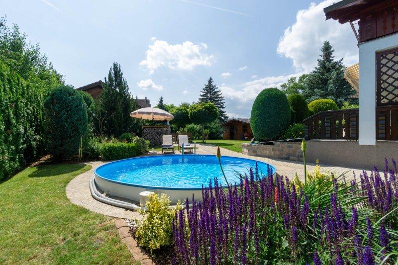 Garten, Pool und Blumenbeete