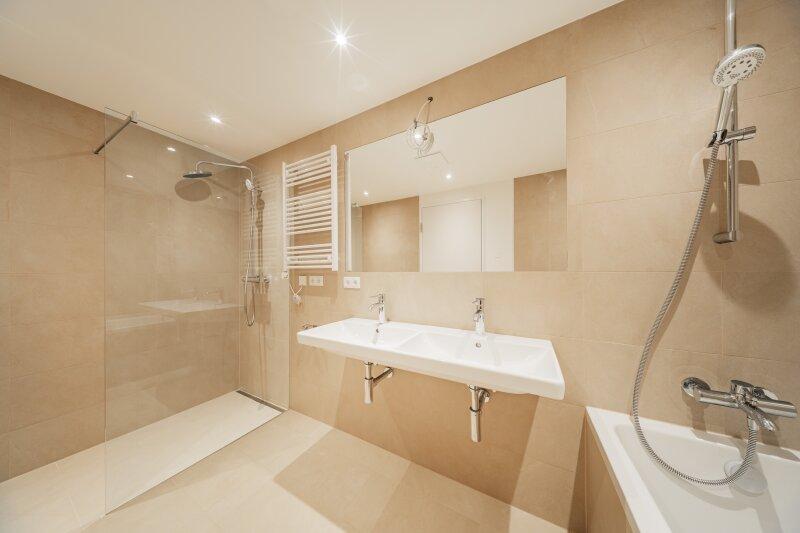 Bad mit Dusche und Wanne