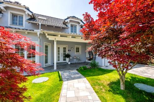 ***NEU*** exklusives Haus mit 2 Eingngen, 2 Wohnkchen, Wellnessbereich, beheizten Pool und viel mehr