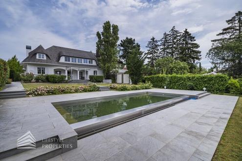 Villa mit Nebengebude und Pool in Top-Ruhelage