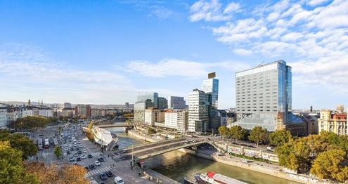 Erstbezug nach Generalsanierung - Helle grozgige 3 Zimmer Loggia-Wohnung mit toller Aussicht