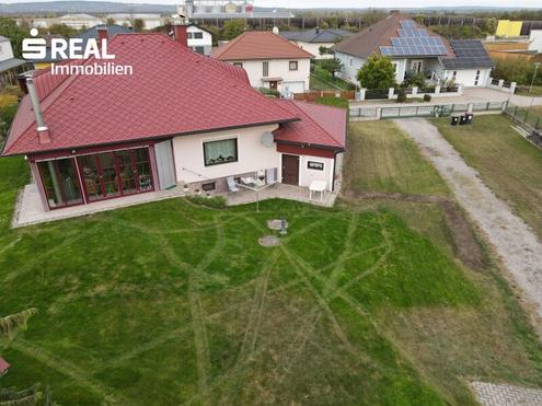 Gerumiges Einfamilienhaus mit groem Grundstck und Mehrzweckhalle in Grafenwrth