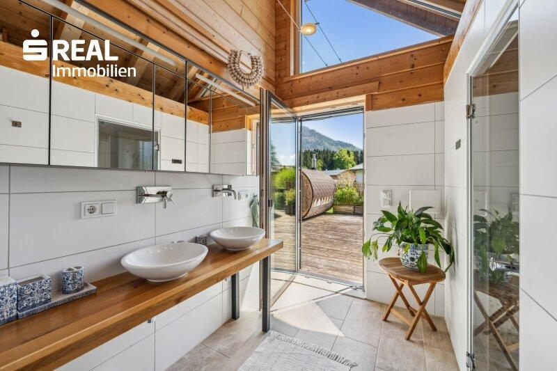 Badezimmer im OG mit Ausgang zur Dachterrasse