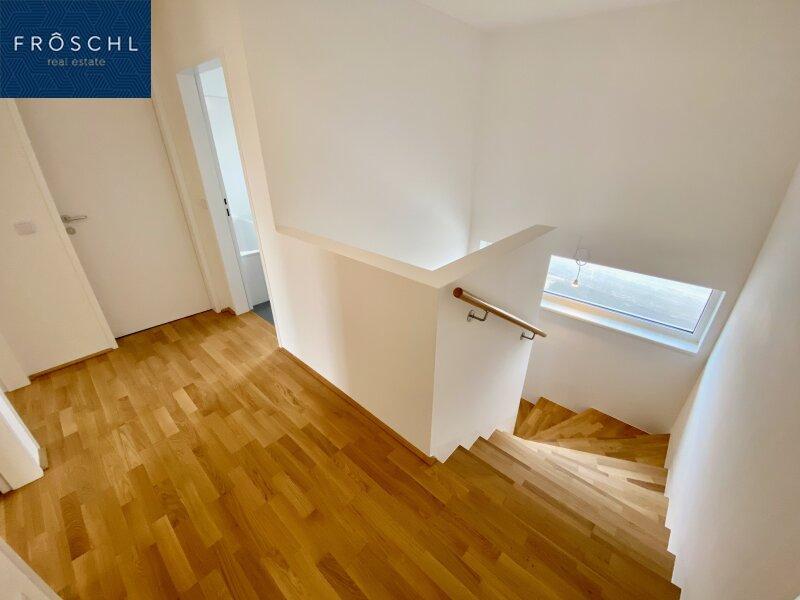 Flur mit Blick ins Stiegenhaus