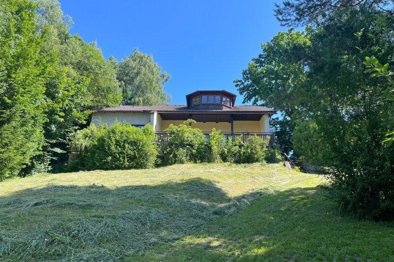 sdwestliche Hausansicht mit Garten