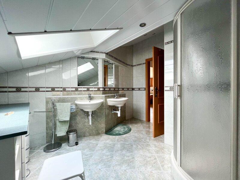 Badezimmer mit Dusche