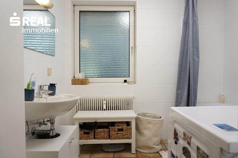 gerumiges Bad mit Wanne und Fenster