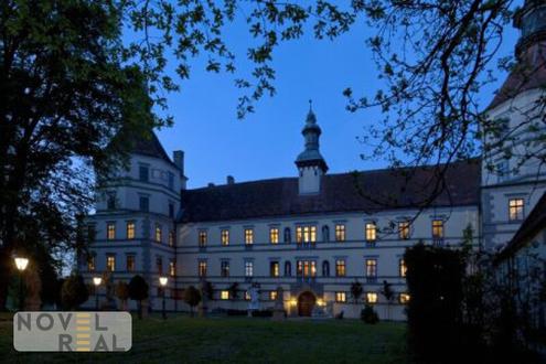 Prächtiges Renaissanceschloss mit traumhaftem Park in malerischer Landschaft