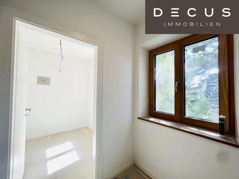 DECUS