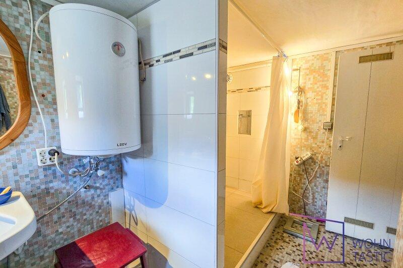 Waschtisch und WW-Boiler im Bad