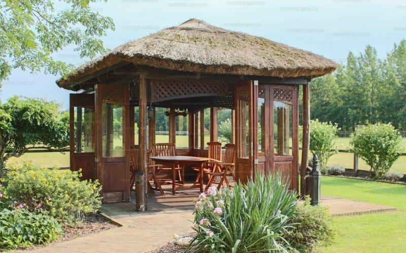 Holzpavillon mit Schilfdach
