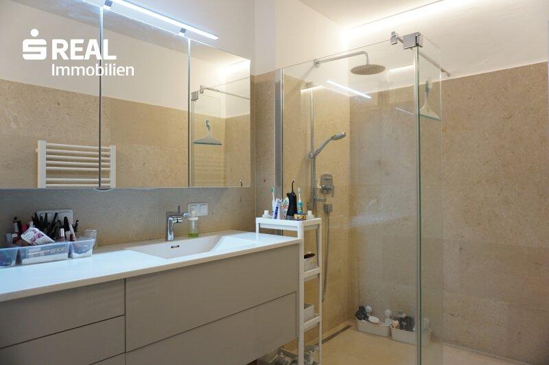 modernes Badezimmer