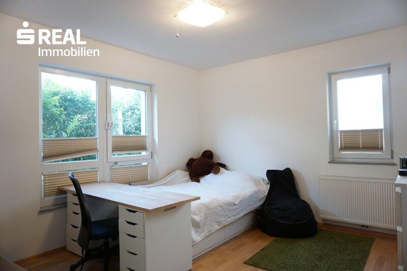 gerumiges Schlafzimmer
