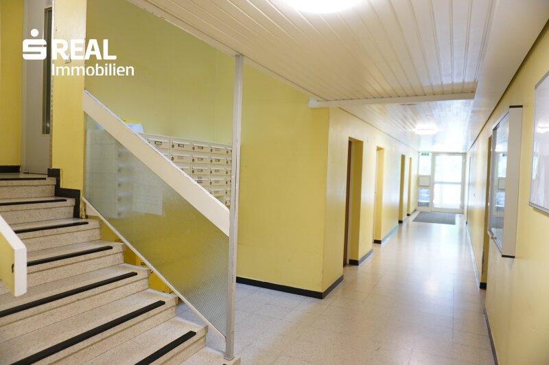 gepflegtes Stiegenhaus mit Lift im Halbstock