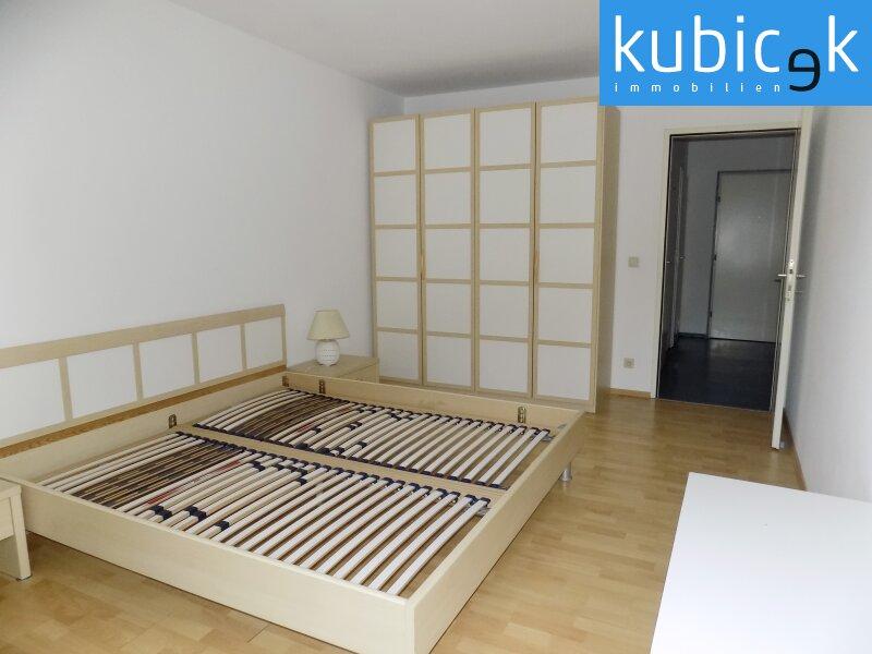 Schlafzimmer mit Einbauschrank