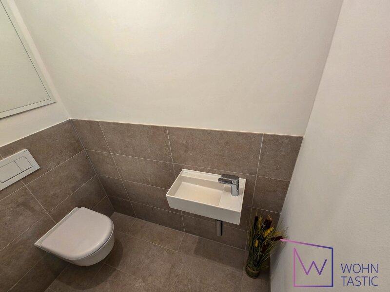 Gste-WC mit Handwaschbecken