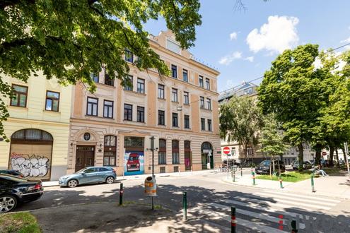 Sanierungsbedürftige Altbauwohnung in prachtvollem Jahrhundertwendehaus | Hofseitiges Schlafzimmer | Nähe Stadthalle, Vogelweidpark, Lugner City