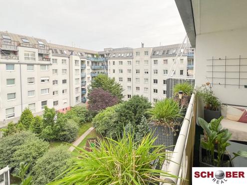 Hell und ruhig - Loggia mit Blick in den begrünten Innenhof