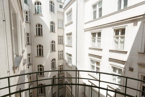 Helle, attraktive Altbaubauwohnung I Erstbezug nach Sanierung I kleiner Balkon
