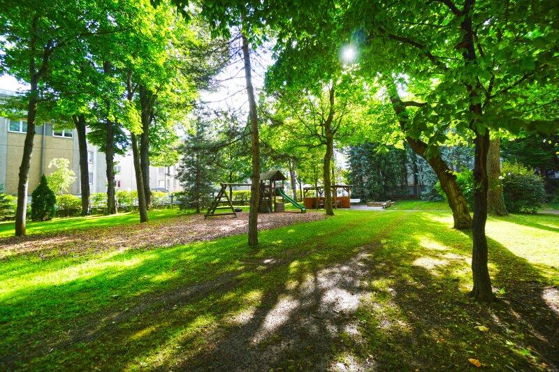 Garten mit Kinderspielplatz