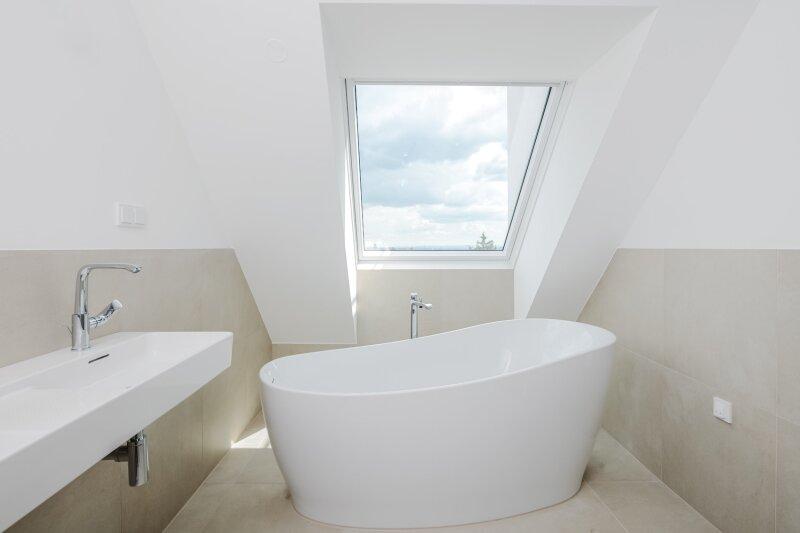 Badezimmer mit Dusche und Badewanne