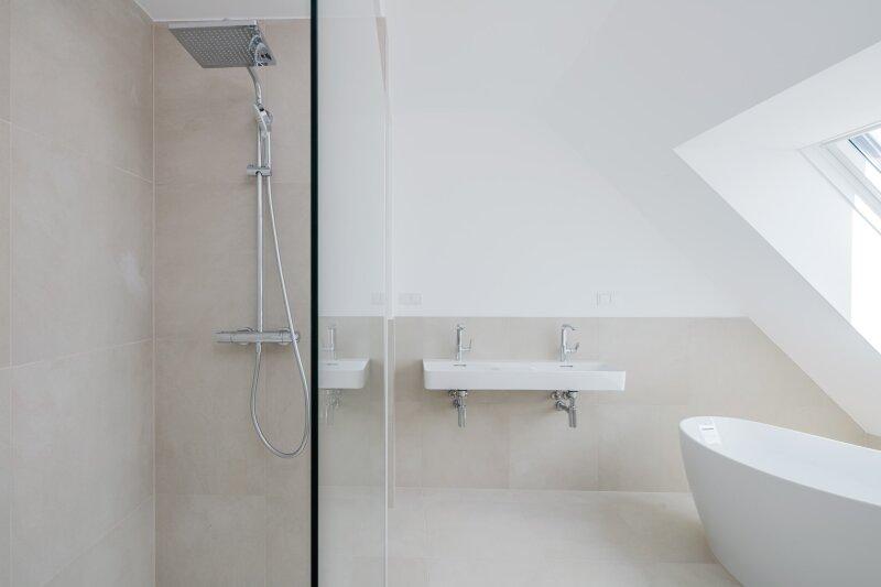 Badezimmer mit Dusche und Badewanne