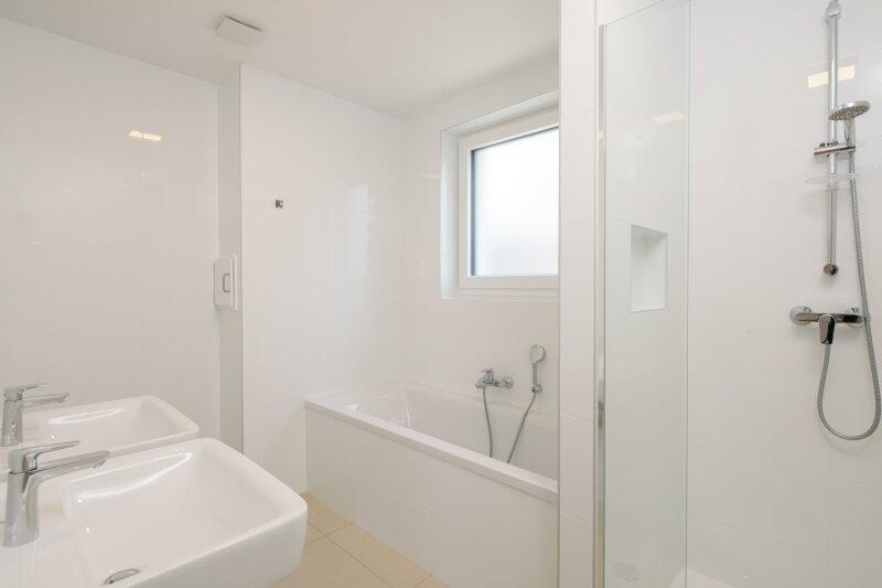 Badezimmer mit Dusche und Badewanne