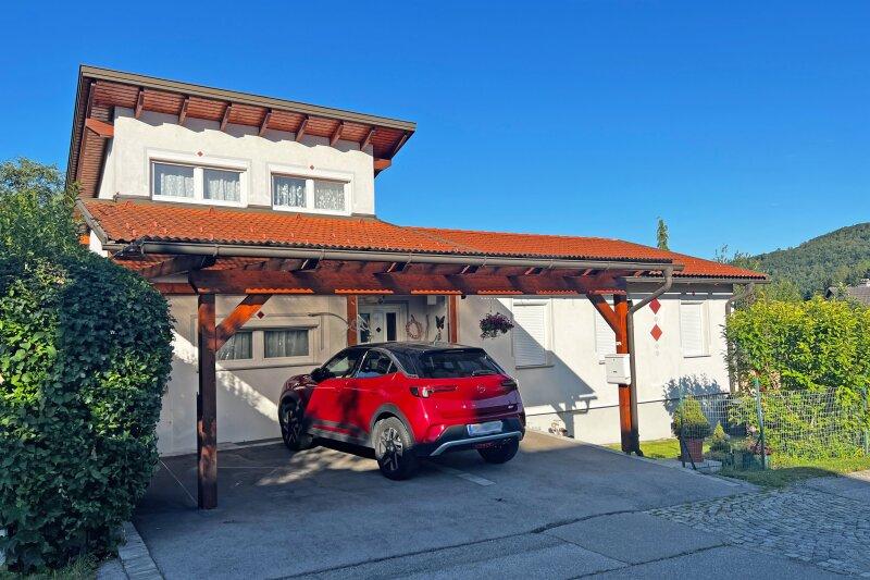Hausansicht mit Carport