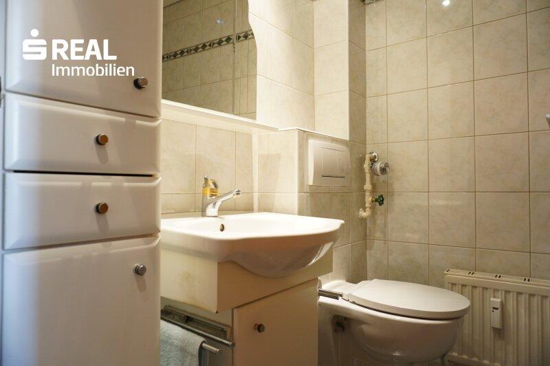 Bad mit WC und Badewanne